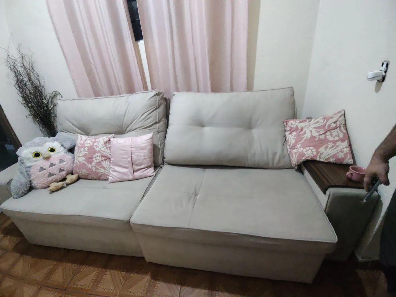 Sofá lindo bege suede