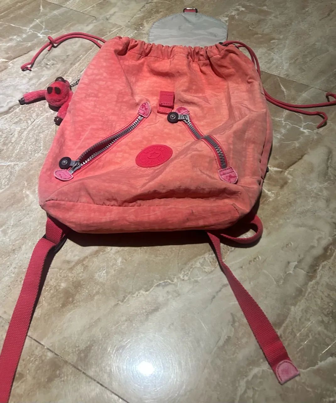 Mochila-saco feminina da marca Kipling  - Foto 4