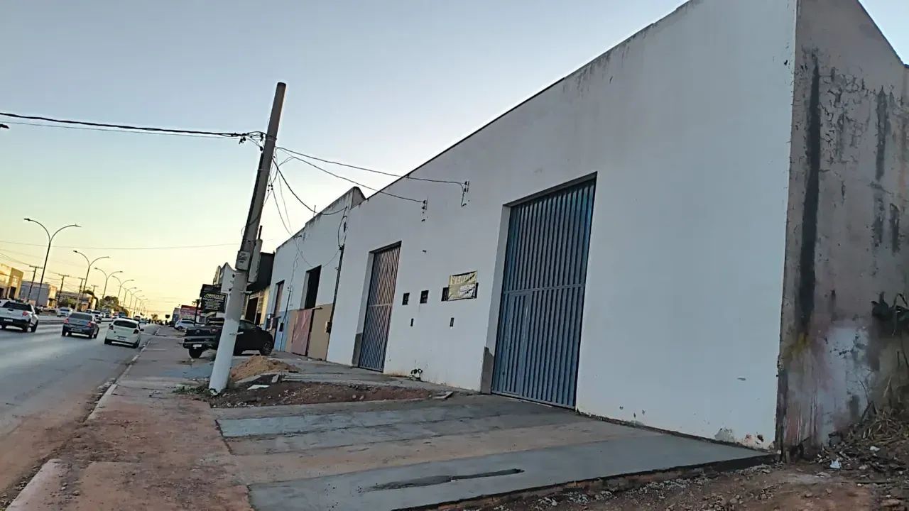 BARRACÃO NA AVENIDA FILINTO MULLER EM VÁRZEA GRANDE/MT COM 420M2.