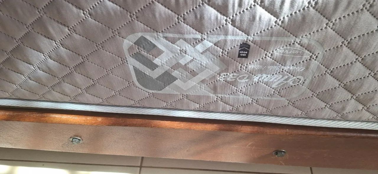 Vendo cama casal madeira maciça com colchão novo - Foto 4