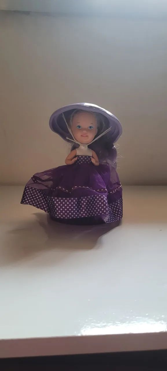 Boneca que vira cupcake roxo da estrela