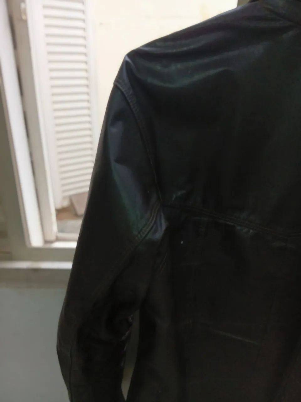 Blusa de couro legítimo cor marron,serve tamanho G e M - Foto 2