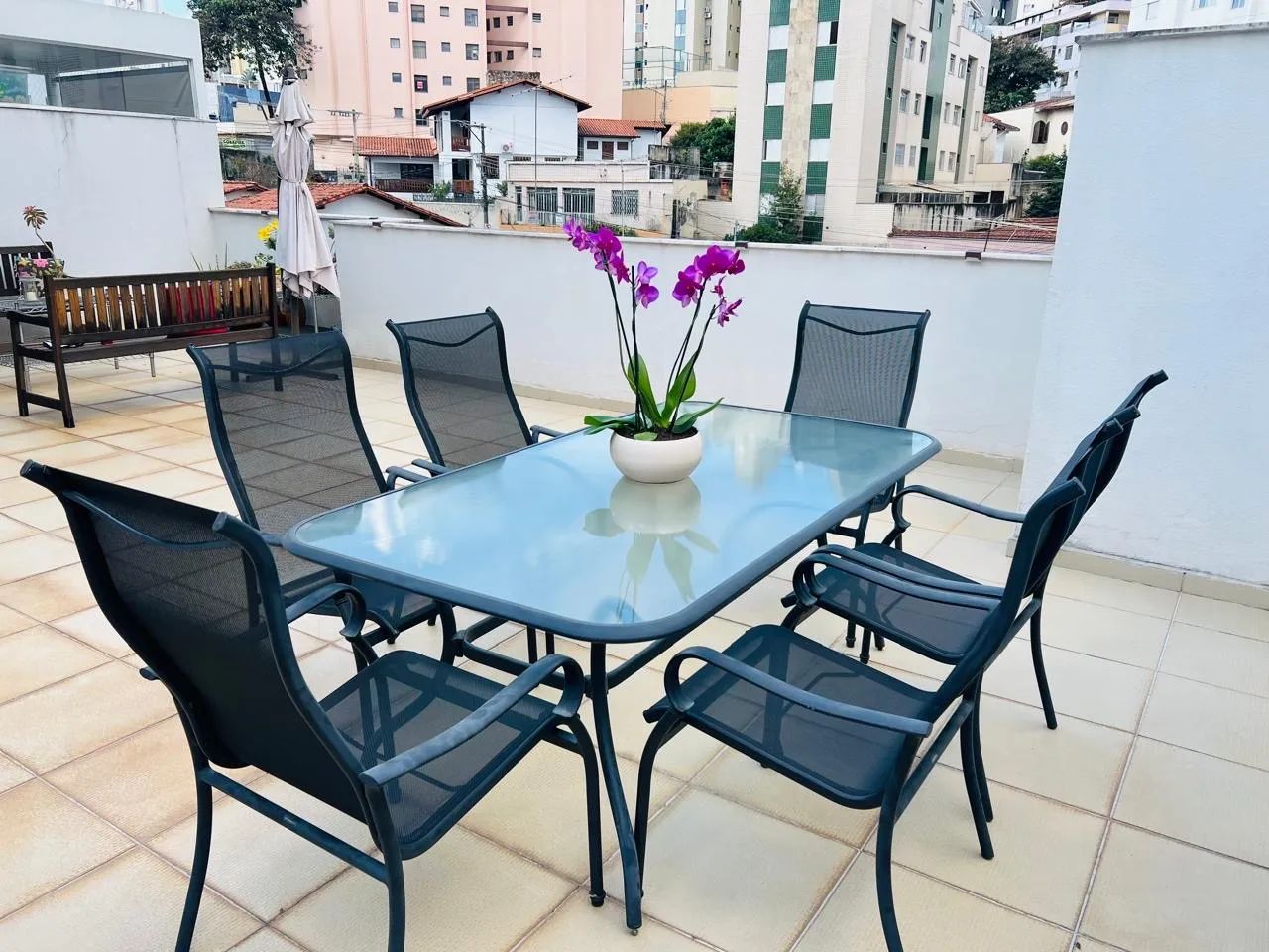 Jogo de Mesa de Área Externa com 6 Cadeiras - Reformado e Impecável! - Foto 3