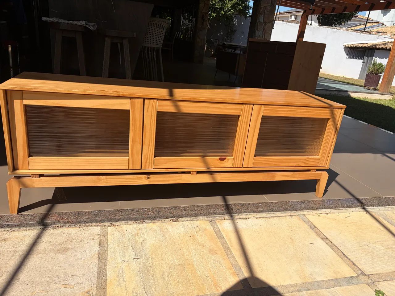 Rack para TV madeira maciça e vidro canelado