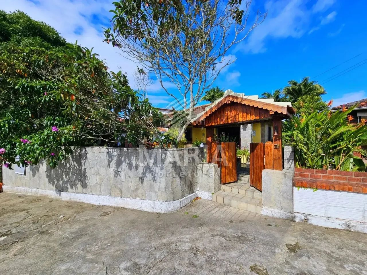 Casa dentro de Condomínio com 03 quartos à venda em Gravatá/PE!