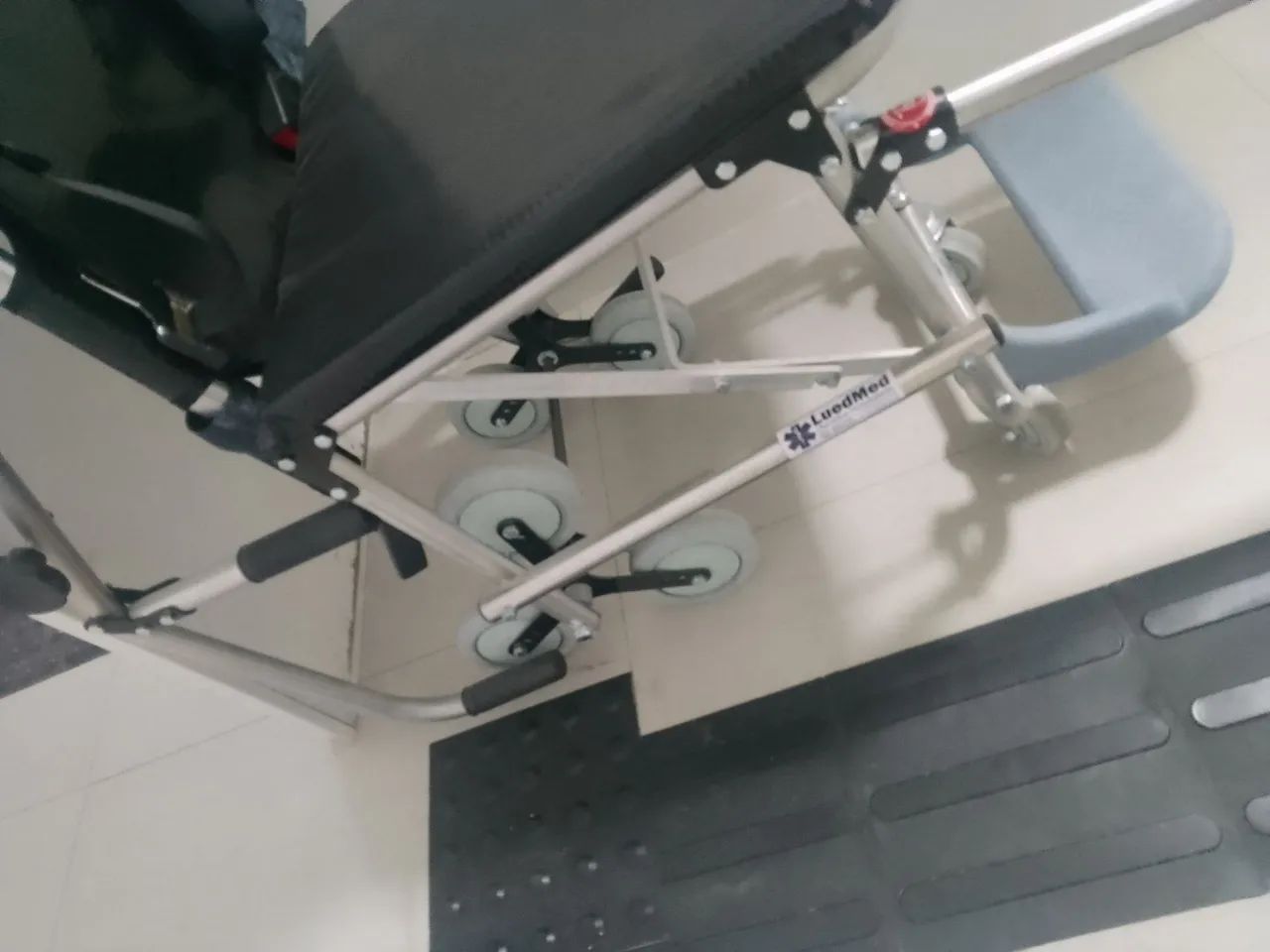Cadeira sobe e desce escada  nova  - Foto 4