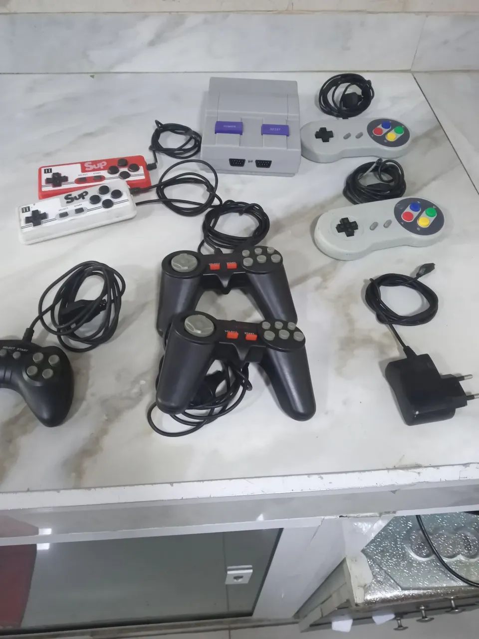 Mini Nintendo e vários controles  - Foto 4