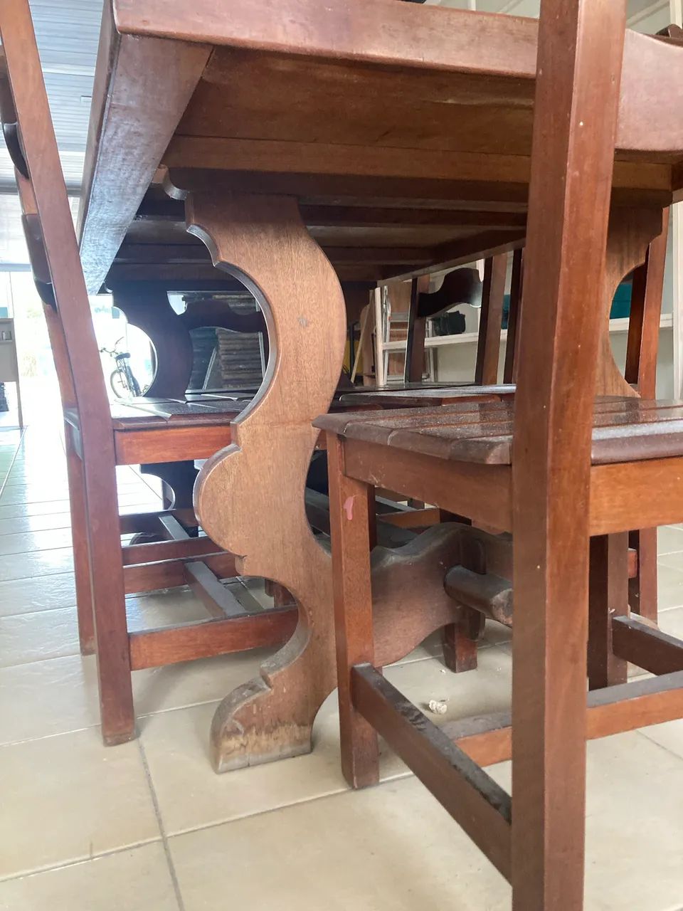 Mesa de madeira com 6 cadeiras  - Foto 2