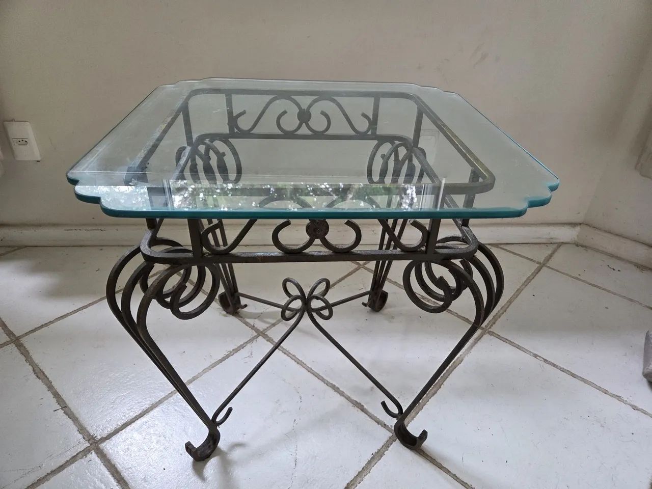 Mesa de canto de ferro e  vidro bisotado