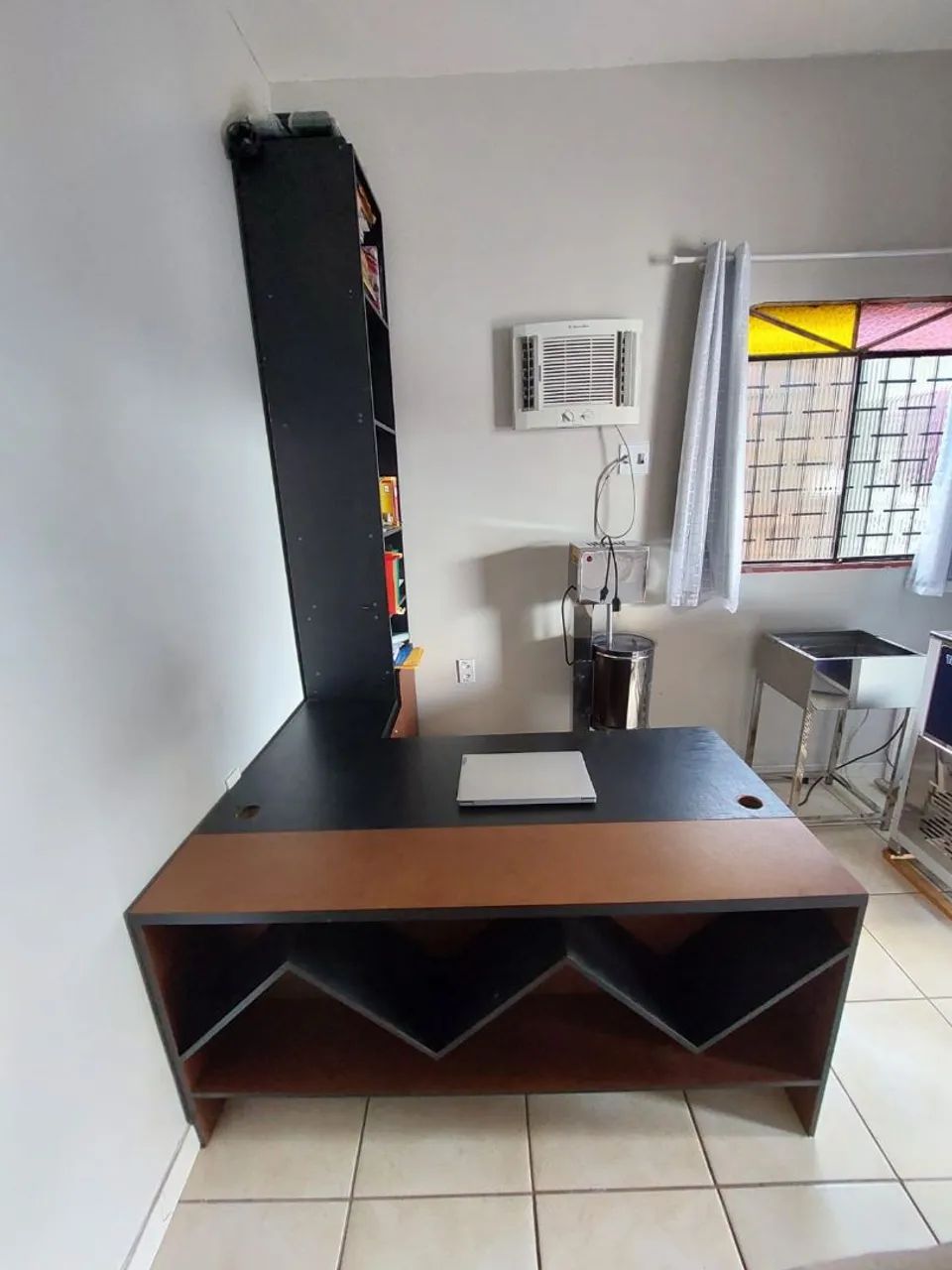 Mesa de escritório e nicho