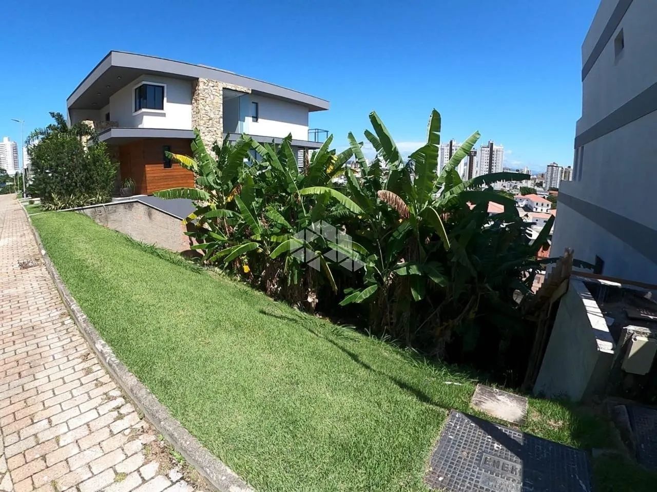 TERRENO NO BAIRRO ESTREITO EM FLORIANÓPOLIS-SC COM 355,19M² DE ÁREA TOTAL