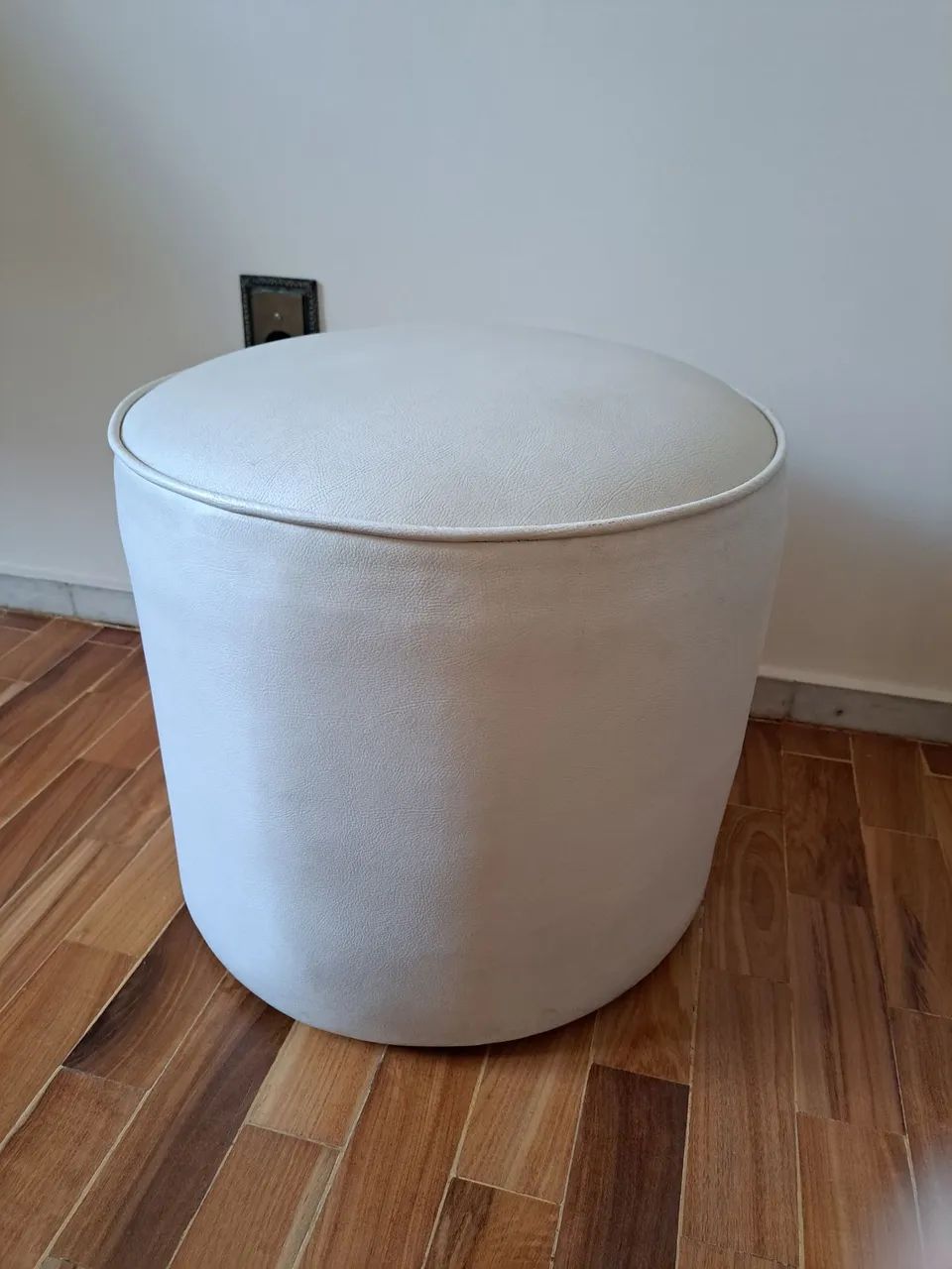 Puff branco em couro