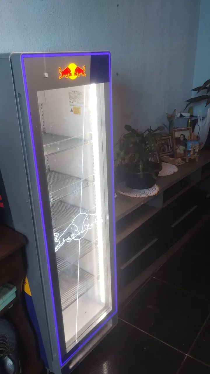 Geladeira vertical Redbull 
