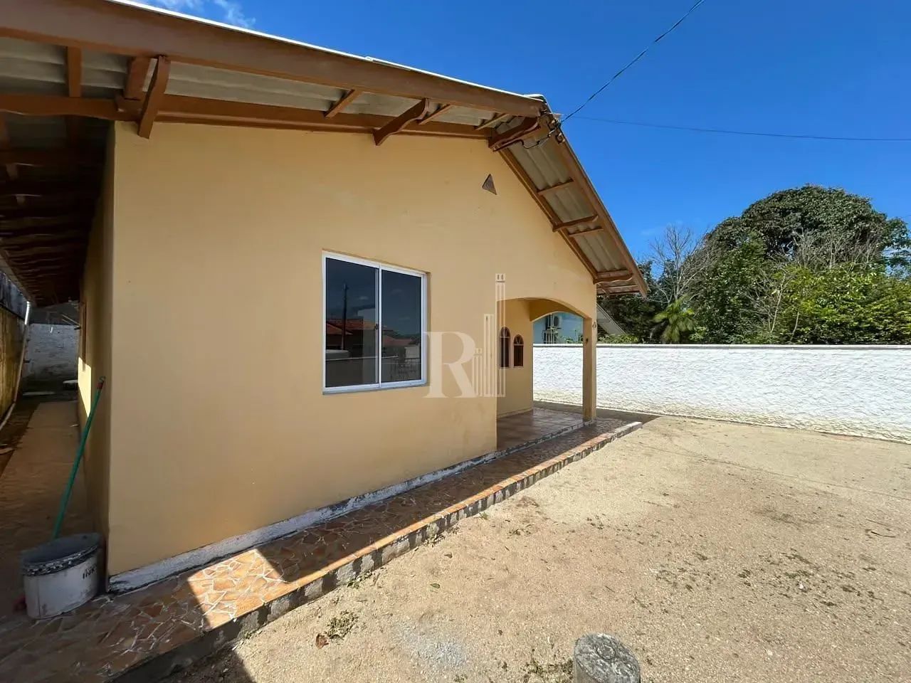 Casa com 03 dormitórios para locação com vaga de garagem coberta, próximo a escola, mercad - Foto 2