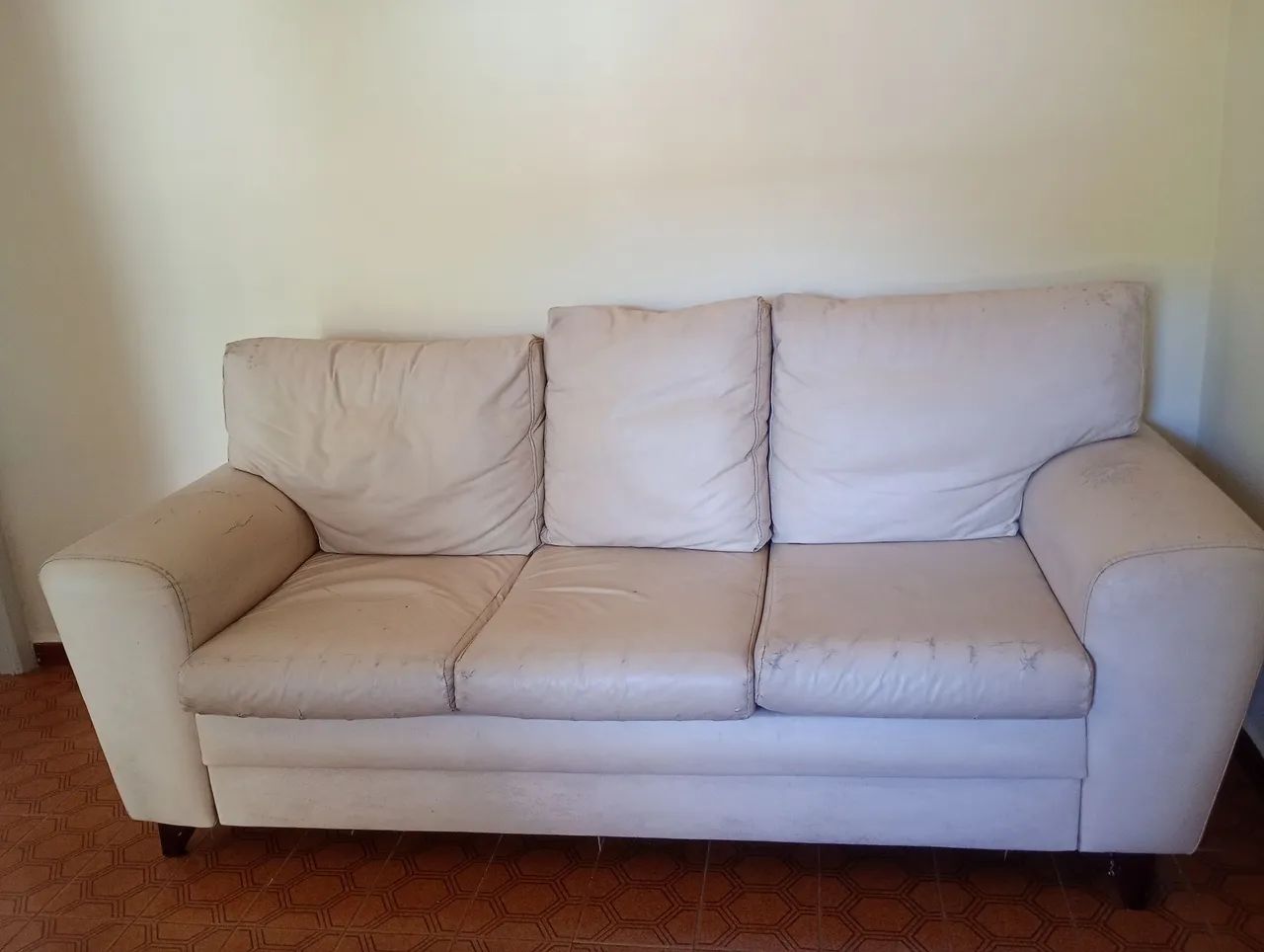 Sofá três lugares courvin