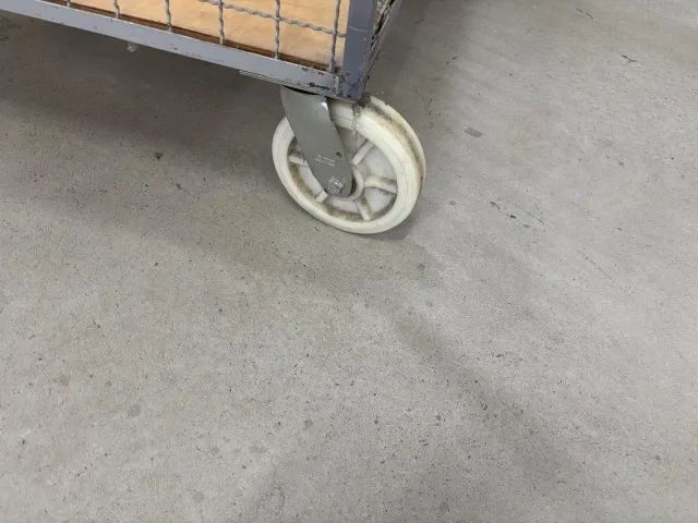 Carrinho de ferro com rodas resistentes , para produção .  - Foto 4