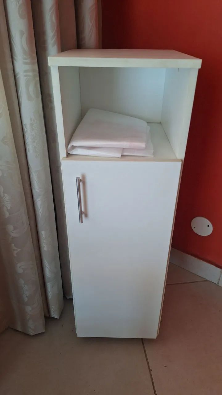 Cômoda com armário + 1 cadeira
