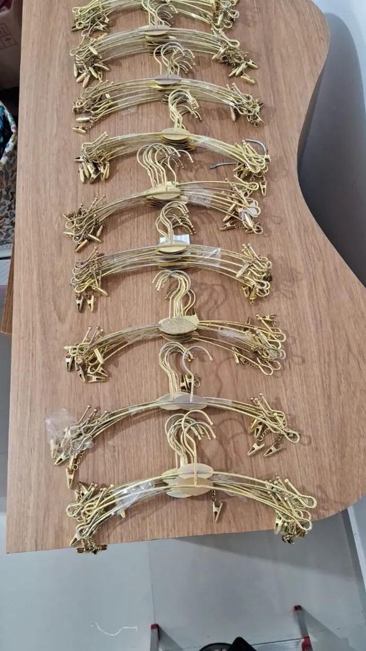 Cabide dourado para calcinhas com presilhas