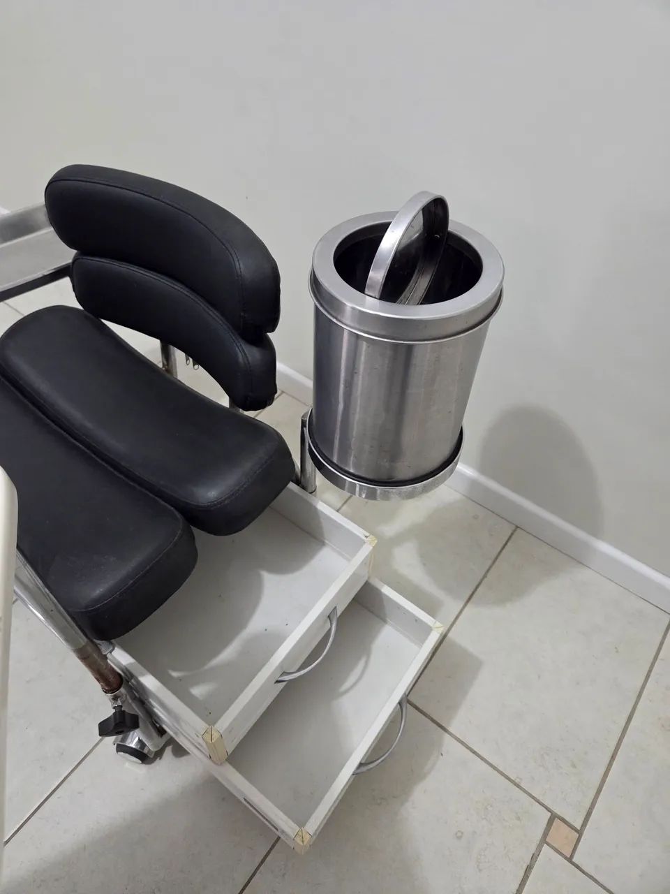 Cadeira de manicure com rodas - Foto 3