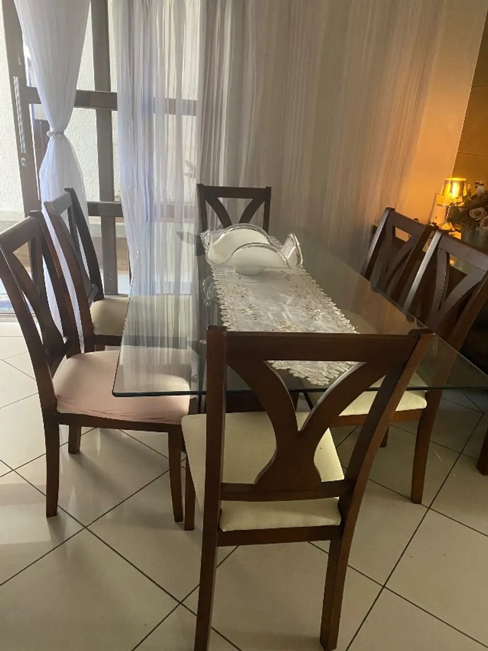 Mesa de jantar retangular com seis cadeiras. - Foto 3
