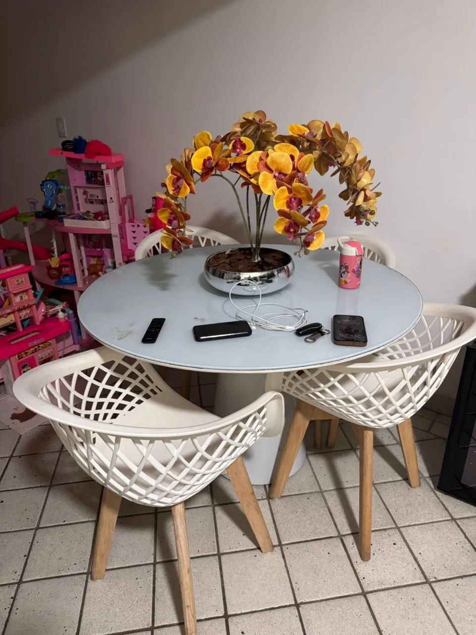 Mesa de jantar redonda com tampo de vidro e 4 cadeiras. 