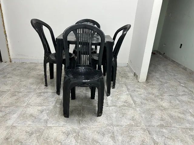 Vendo 1 conjunto de mesa e 4 cadeiras e outras 3 mesas, todas de plástico preto  - Foto 3