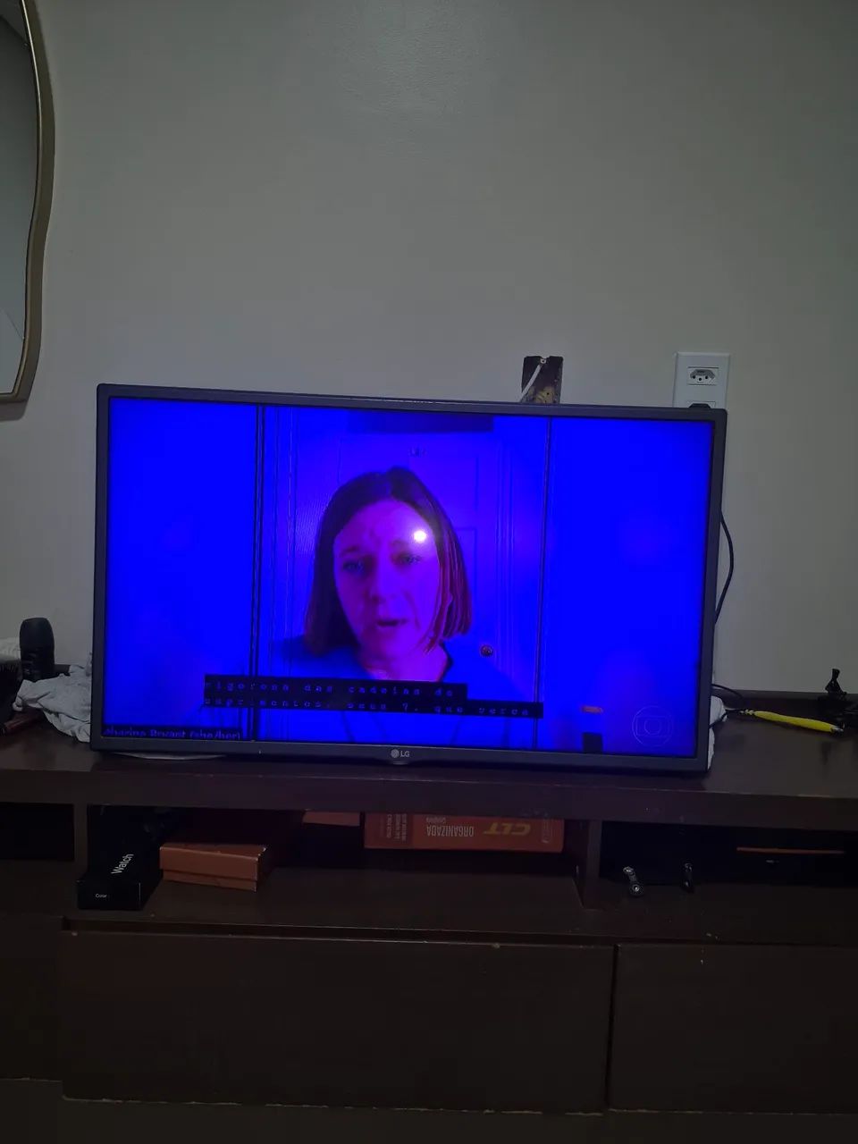 Tv 32 smart com uma faixa na tela  - Foto 2
