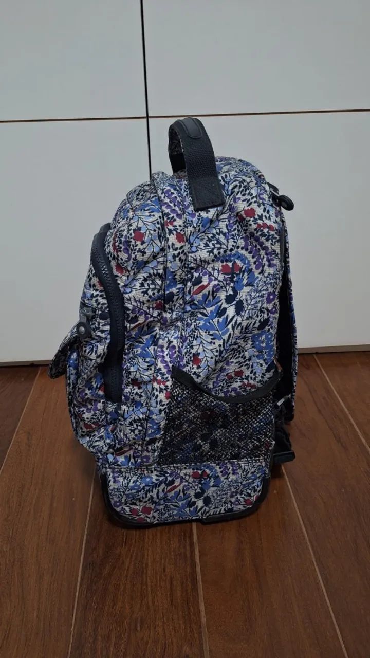 Mochila Kipling estampada rodinha/costas - Foto 5