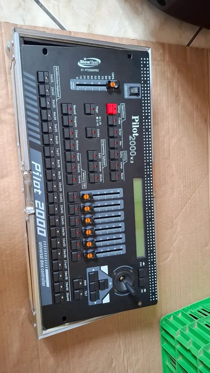 Mesa DMX Pilot 2000 com case  - Foto 3