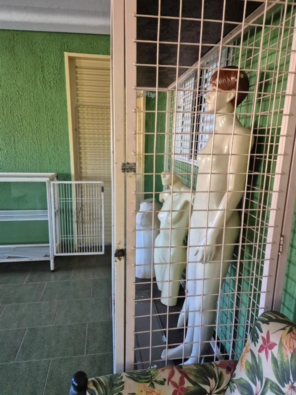 balcão e expositor de roupa de aço + manequins  - Foto 4