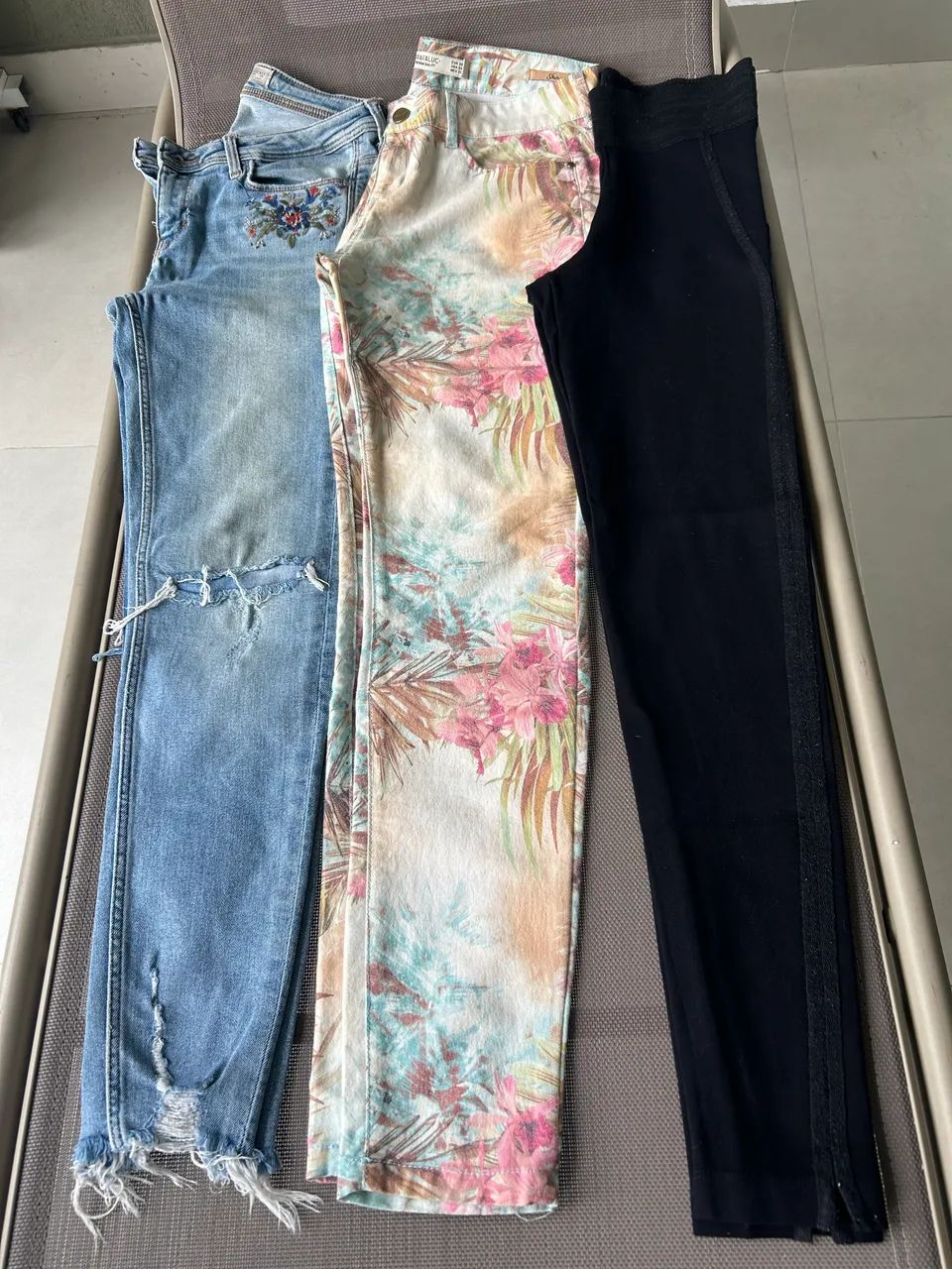CALÇAS ZARA TAM 38 - PRETA, ESTAMPADA E JEANS BORDADA 