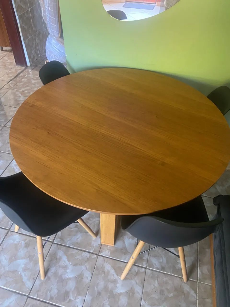 Mesa de madeira maciça com 4 cadeiras  - Foto 3