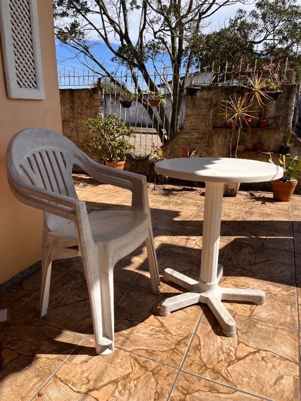 Mesinha externa de plástico + duas cadeiras. 