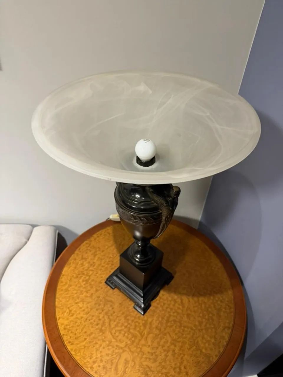 Abajur Clássico com Base Decorativa e Cúpula de Vidro - Foto 2
