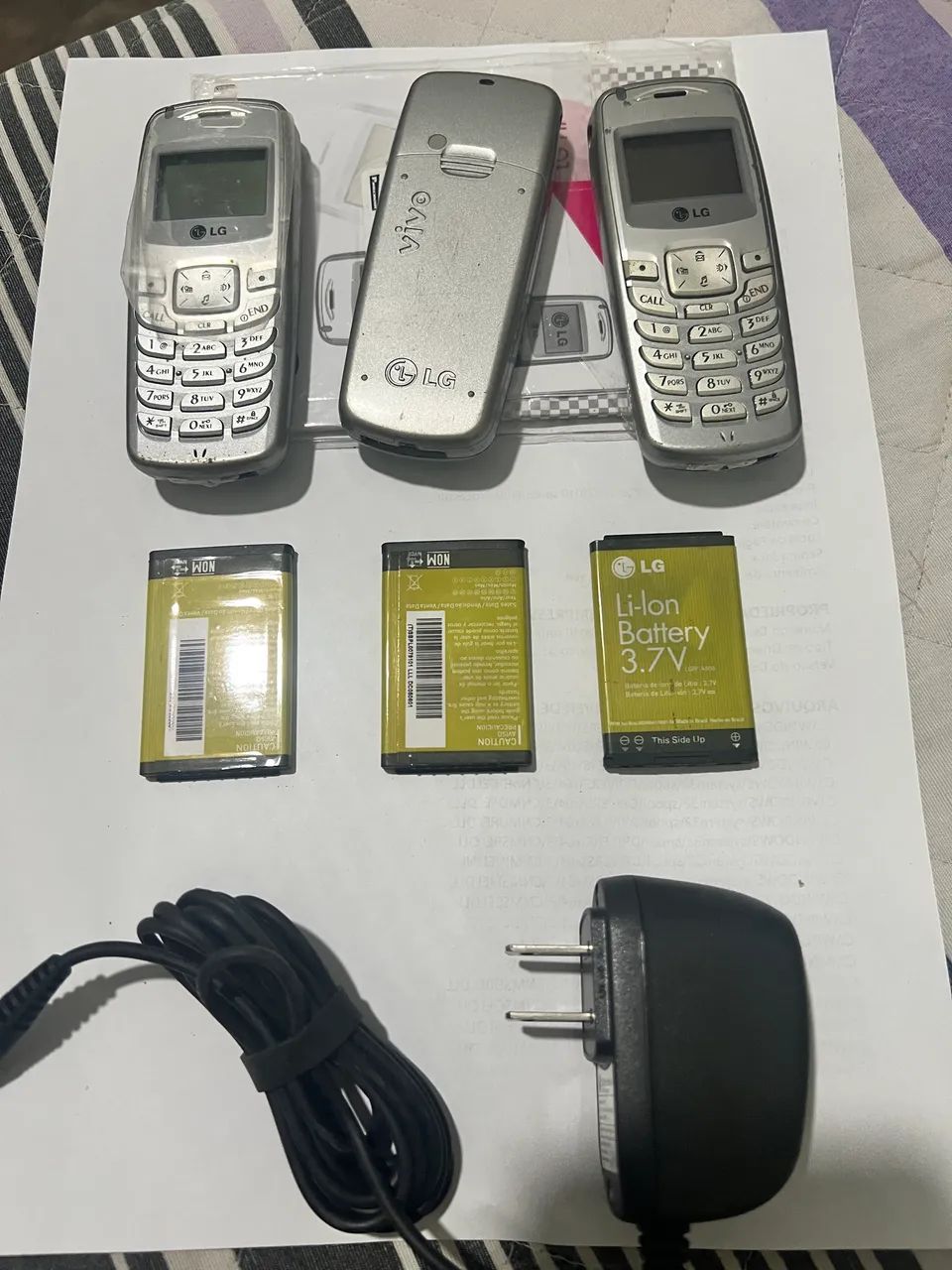 Lote de 7 aparelhos celulares CDMA antigos e alguns acessórios 
