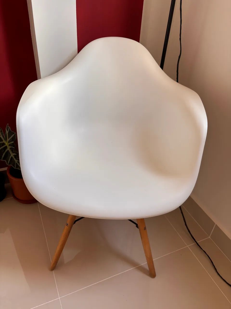 Cadeira Charles Eames com Braço Branca Polipropileno - Foto 3