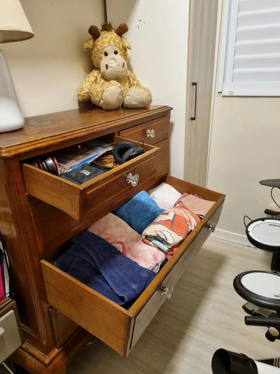 Cômoda madeira maciça antiga com mais de 5 décadas - Foto 4