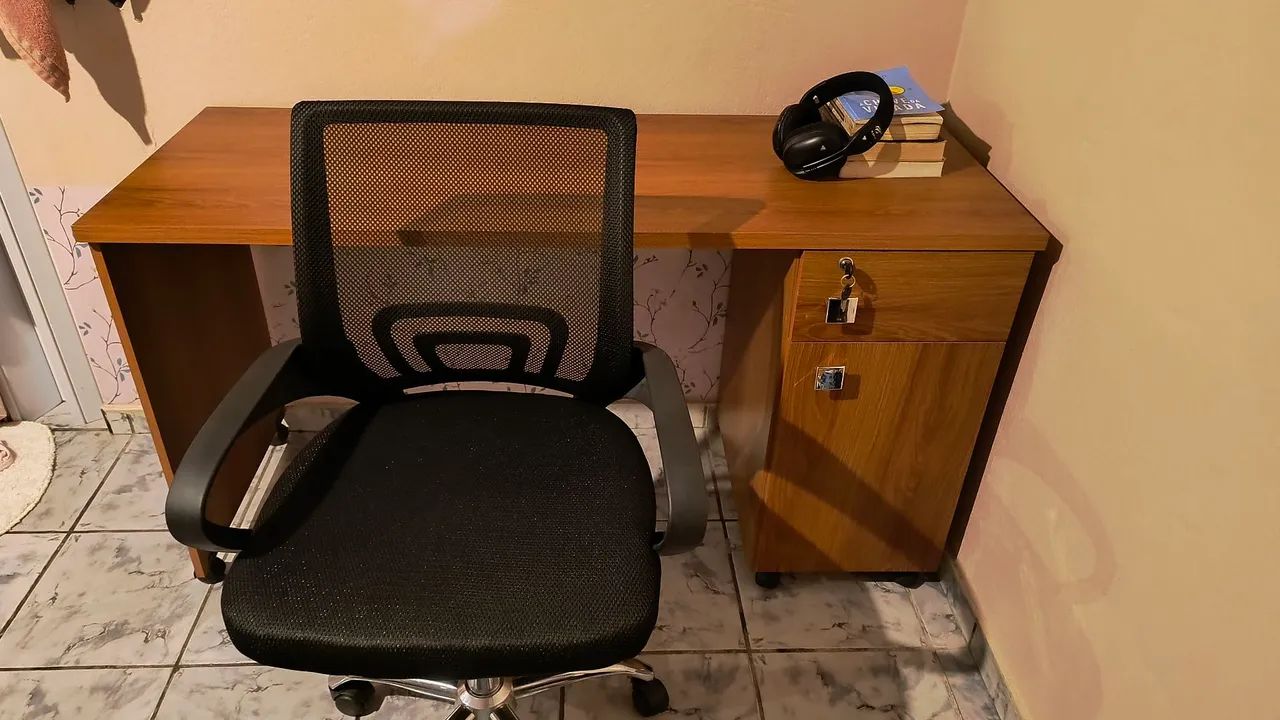 Escrivaninha com cadeira 