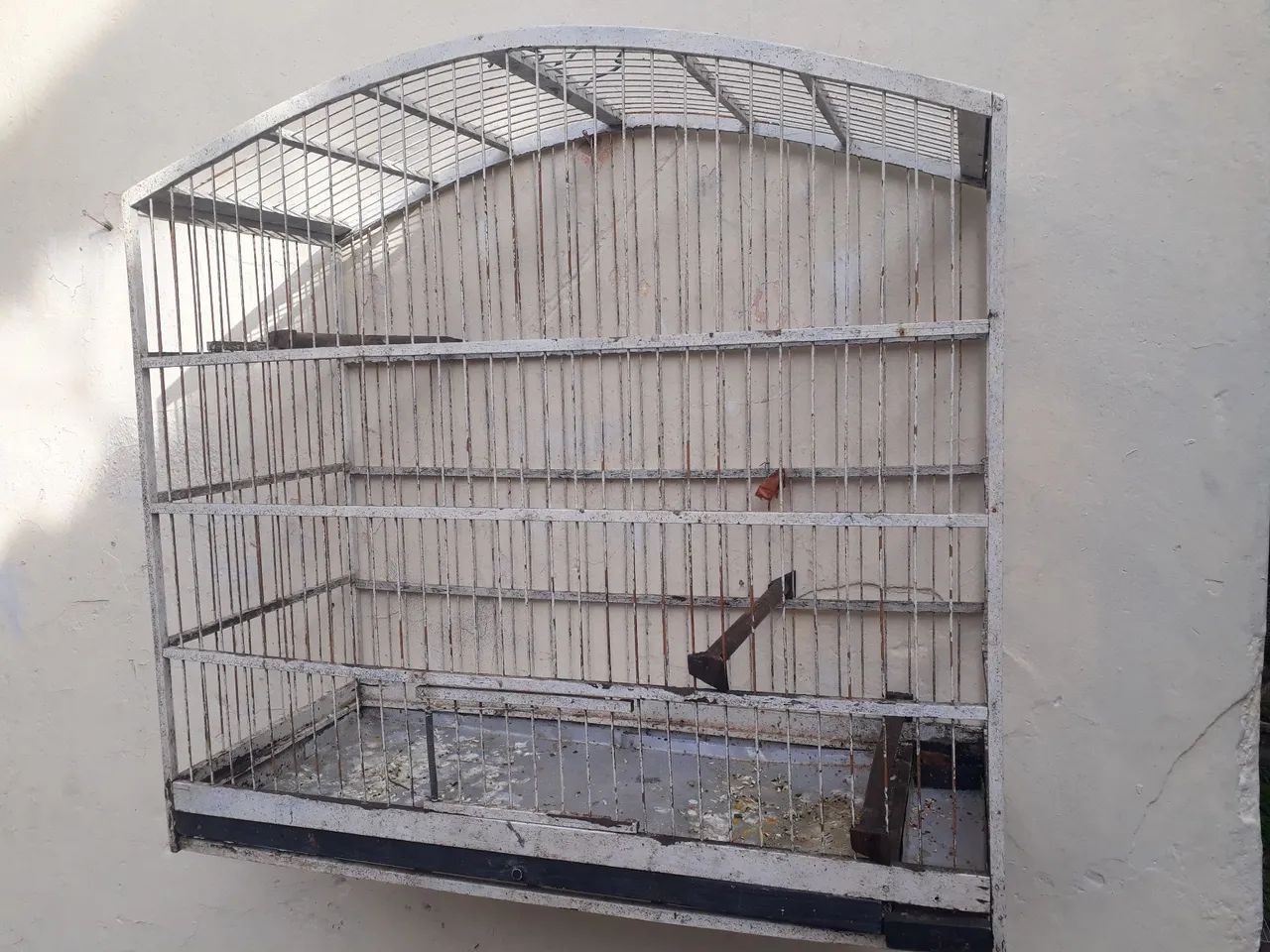 Vendo ótima gaiola grande de trinca ferro e outros. Barata - Foto 4
