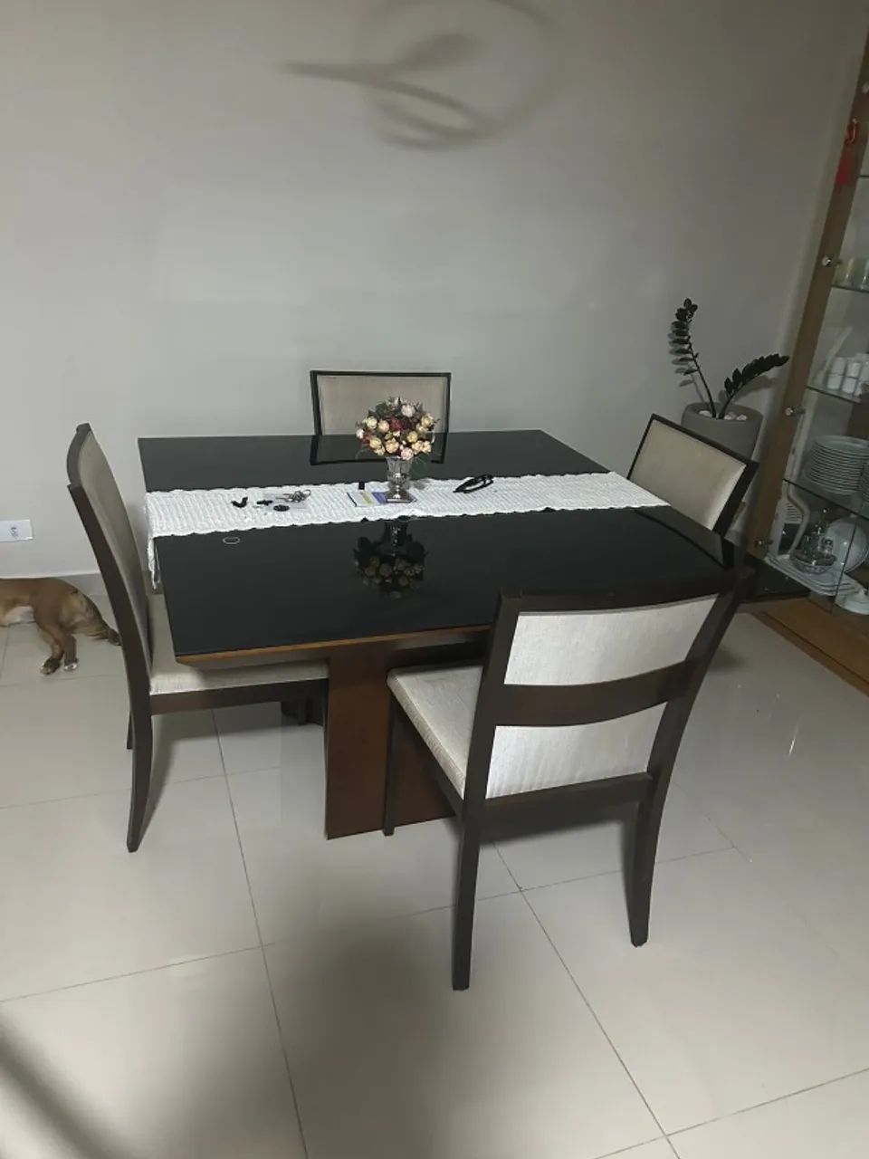 Mesa de jantar com cadeiras de vidro e madeira