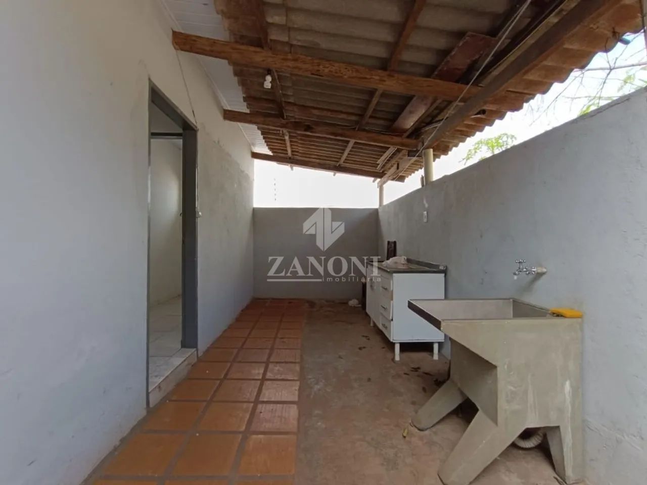 Aluga-se, casa Frente com dois quartos , casa dos fundos com dois quartos sendo uma suite. - Foto 4