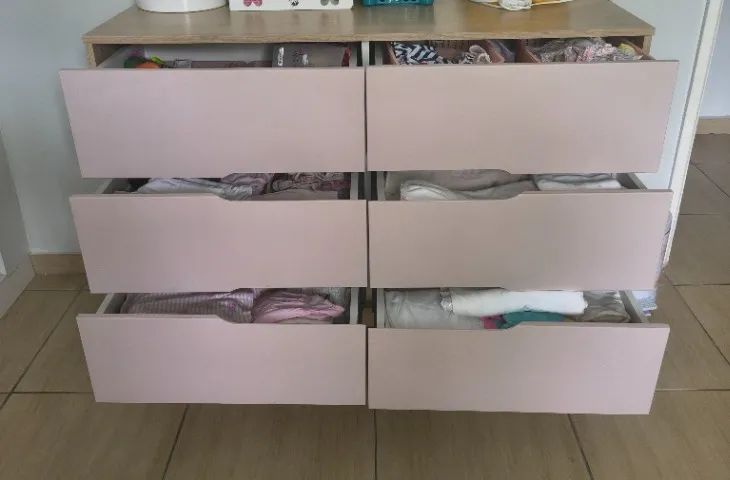 Cômoda infantil rosa com amadeirado. - Foto 2