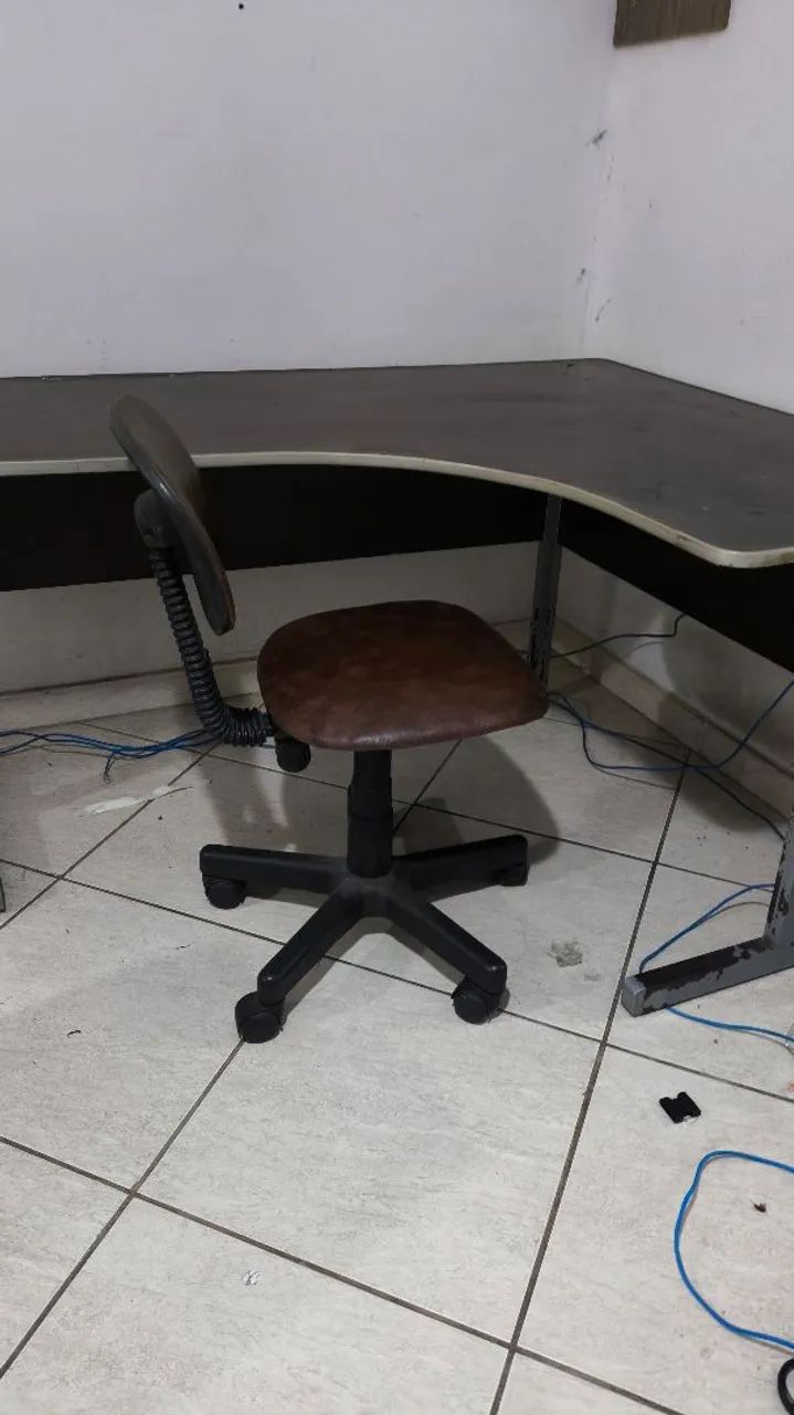 MESA DE ESCRITÓRIO COM CADEIRA DE RODINHAS  - Foto 3