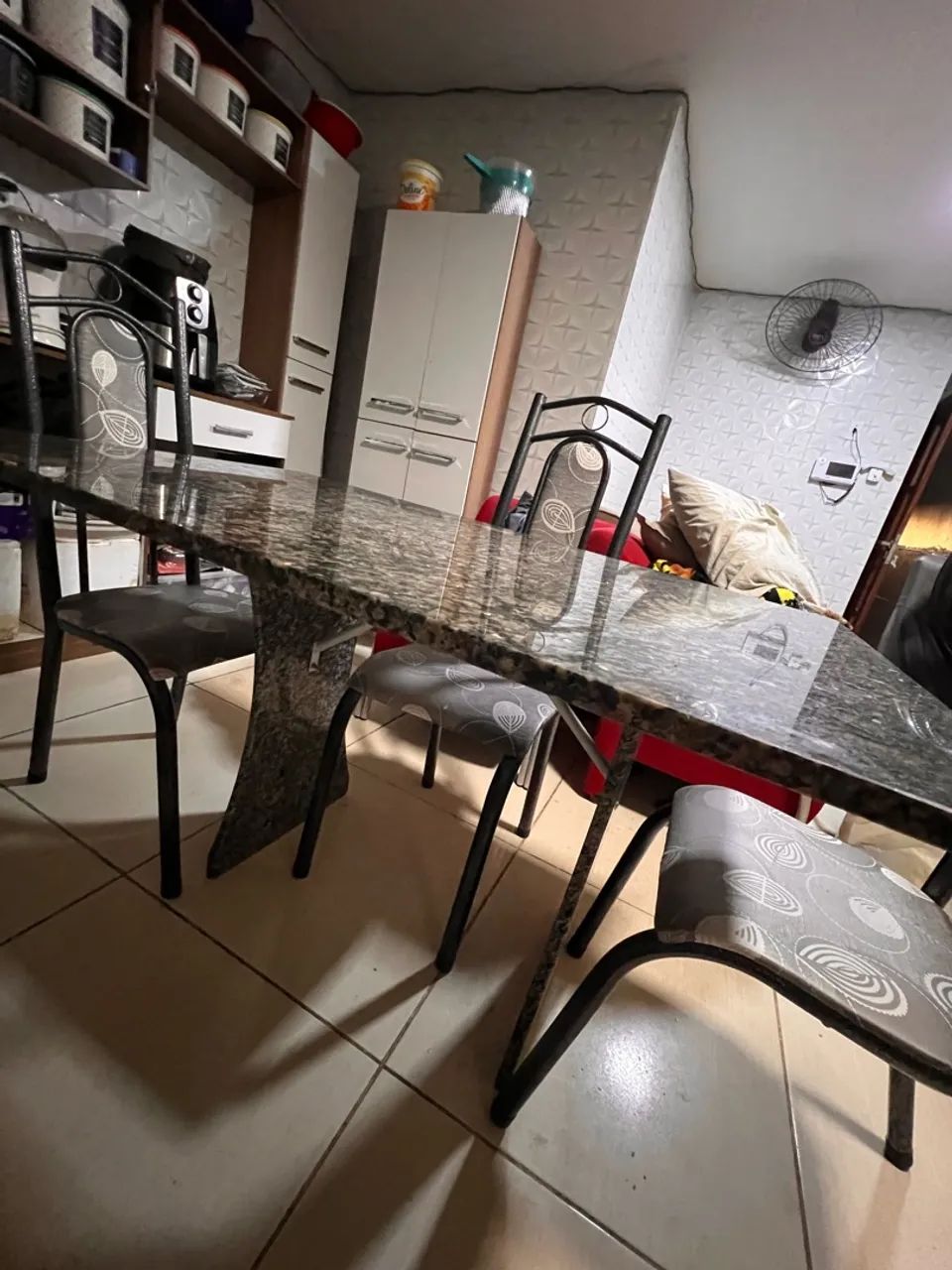 Mesa de mármore com 4 cadeiras  - Foto 4