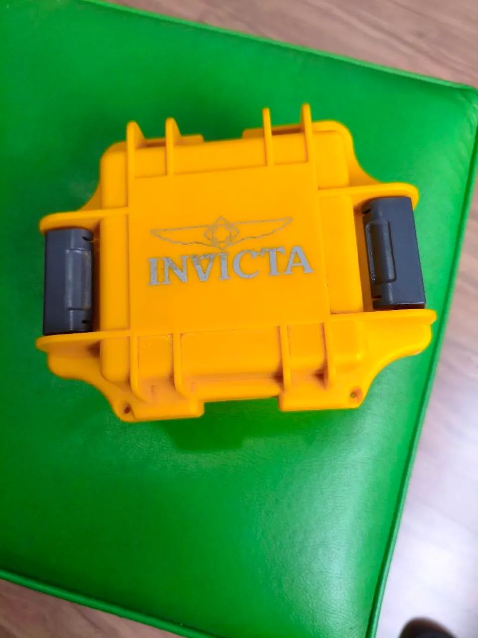 Vendo relógio invicta dourado na caixa novo 