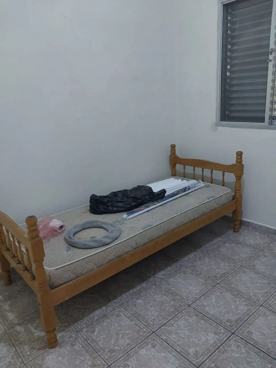 vendo 2 camas de solteiro madeira maciça