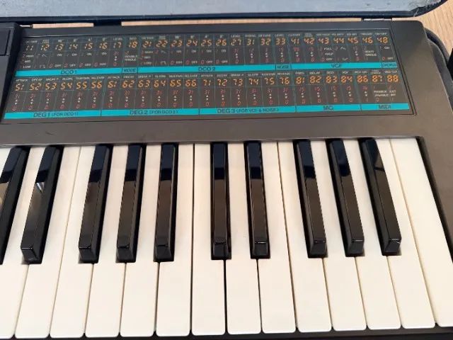 Sintetizador analógico vintage Korg Poly-800 com case original - Foto 4