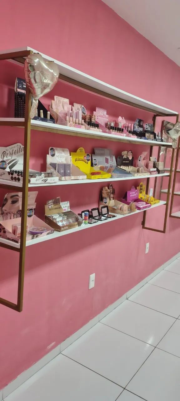 Móveis loja de maquiagem e acessórios completa.