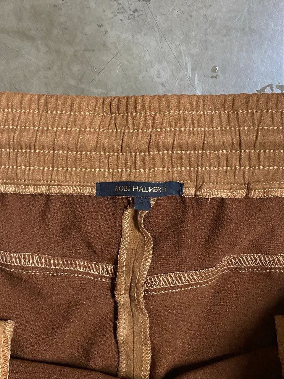 calça KOBI HALPERIN suede caramelo - Foto 3
