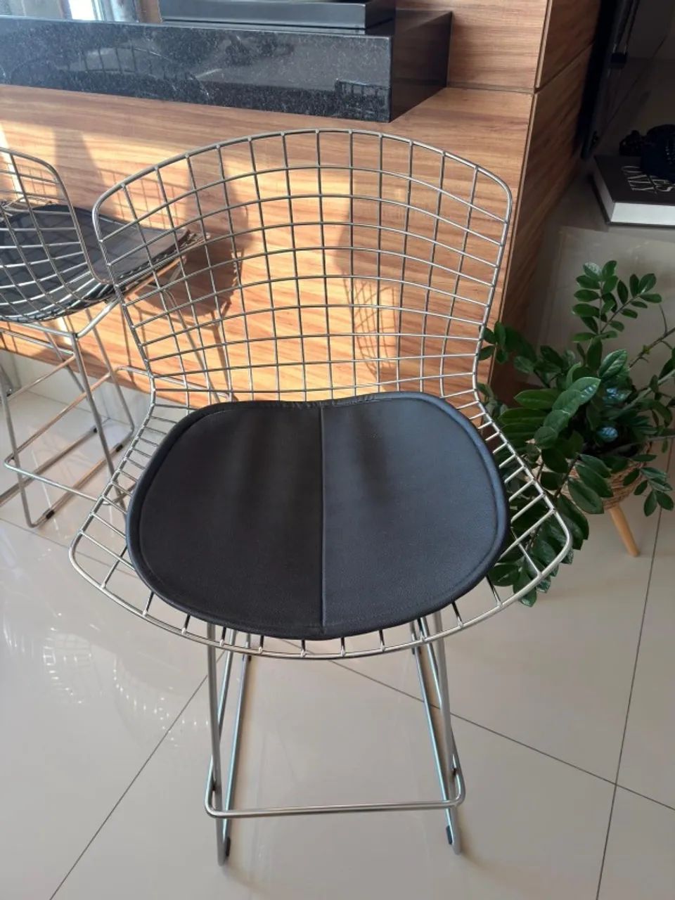 BANQUETA BERTOIA CROMADA ASSENTO PRETO - Foto 2